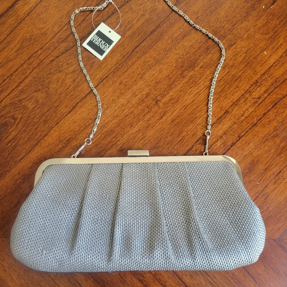 🎉Clutch with a shoulder strap! NWT! Silver.